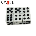 Coin carré de 8 mm blanc avec jeu de dés noir à pois